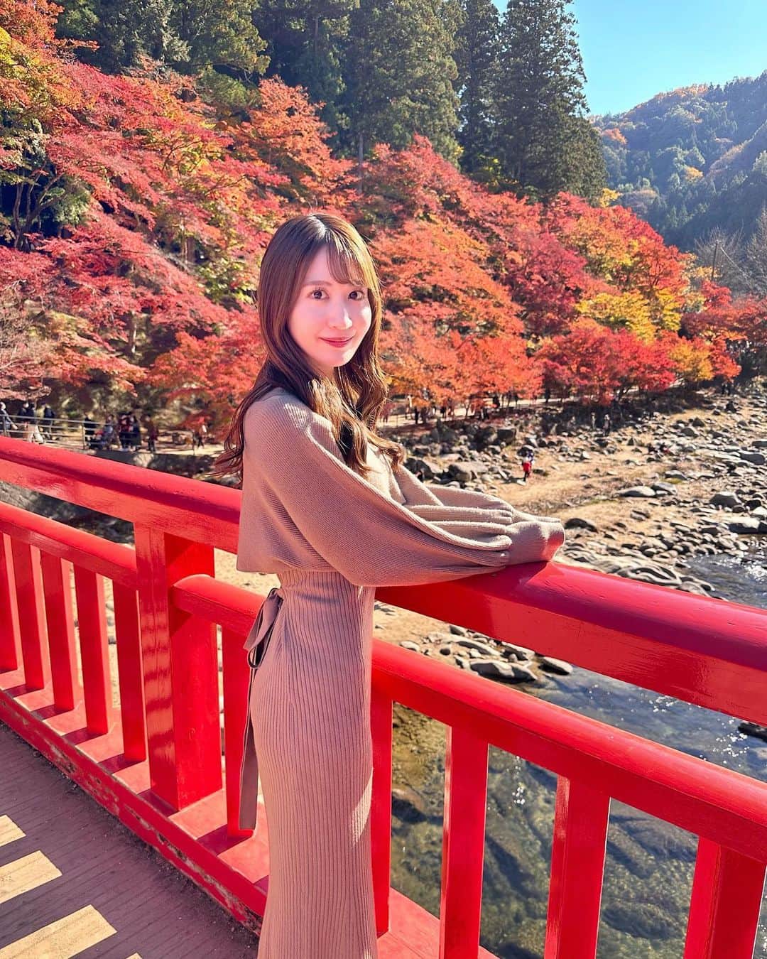 沢井里奈のインスタグラム：「⠀ ⠀ 今年もおんに(@yuri85s )と 香嵐渓に行って来ました🍁✨  とっても綺麗で美しくて 癒されました、、🥹💕💕  来年も行けますように💐🤍 ⠀ ⠀ #香嵐渓 #紅葉」
