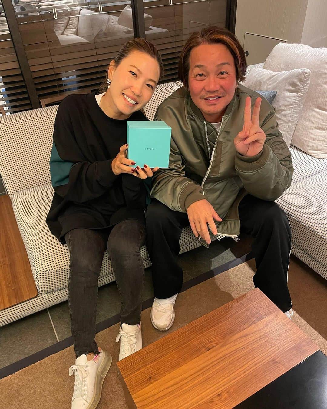 上田桃子のインスタグラム：「いつもお世話になってるTSIさんから 素敵なプレゼント🎁をいただきました❤︎  プロになった年から18年も契約していただいてるパーリゲイツやマスターバニー。  いつもお洒落なウェアを着てプレイできる事が何より幸せです。 @katsuhirokamiya さんがなかなかご飯連れてってくんないからやっと食べれて楽しかったです🎵 また連れてってくださいー😁🥩  #パーリーゲイツ  #マスターバニーエディション  #いつもお洒落な神谷さん #またプレゼント待ってます」