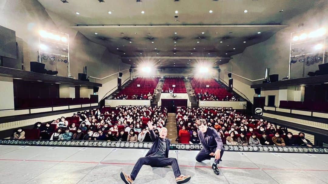 藤原一裕のインスタグラム：「ライセンス漫才ツアー祇園公演ありがとうございました😊  新作漫才3本と言いながら新作2本とカウンセリング1本でしたね。申し訳ありません🙇‍♂️😊  残すはルミネと奈良たけまるホール。 作ってきたネタを6本（たぶん増える）披露させていただきます！  お待ちしてます！  チケットはFANYで検索。」
