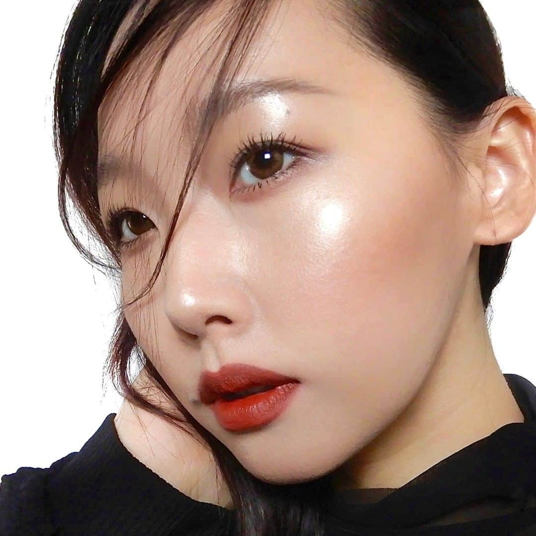 M∙A∙C Cosmetics Japanのインスタグラム：「大胆なリップをフレッシュなベースメイクに合わせ、印象的な表情に✨ その他のメイクは最小限に引き算し、対照的に強くパワフルなリップカラーを主役にして💋 #BoldLips #MACTrend  ＜ルック使用製品＞ ＊LIPS ・リップ ペンシル／チコリ ・リップスティック／チリ ＊HIGHLIGHTER ・エクストラ ディメンション スキンフィニッシュ／ダブル グリーム ＊BLUSH ・M·A·C ミネラライズ ブラッシュ／ウォーム ソウル ＊EYES ・バースティング ウィズ ベストセラー キット： -スモール アイシャドウ／オメガ (アイホール、下まぶた) -スモール アイシャドウ／サテントープ (目尻側上下キワ) -スタックマスカラ  Makeup by @asami_makeup」
