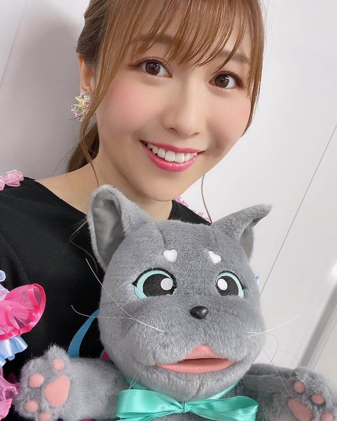 安野希世乃のインスタグラム：「🎪 #animaxmusix 2022に参加させて頂きました❗️  ぱくモンちゃんとアンコールTシャツ🐈‍⬛🎀  今回お衣装さんが用意してくれたリング💍がとっても可愛くてお気に入りでした🌸  現地で一体になってくれたみなさま、 配信でご覧になってくれたみなさま、 ありがとうございました‼️✨」