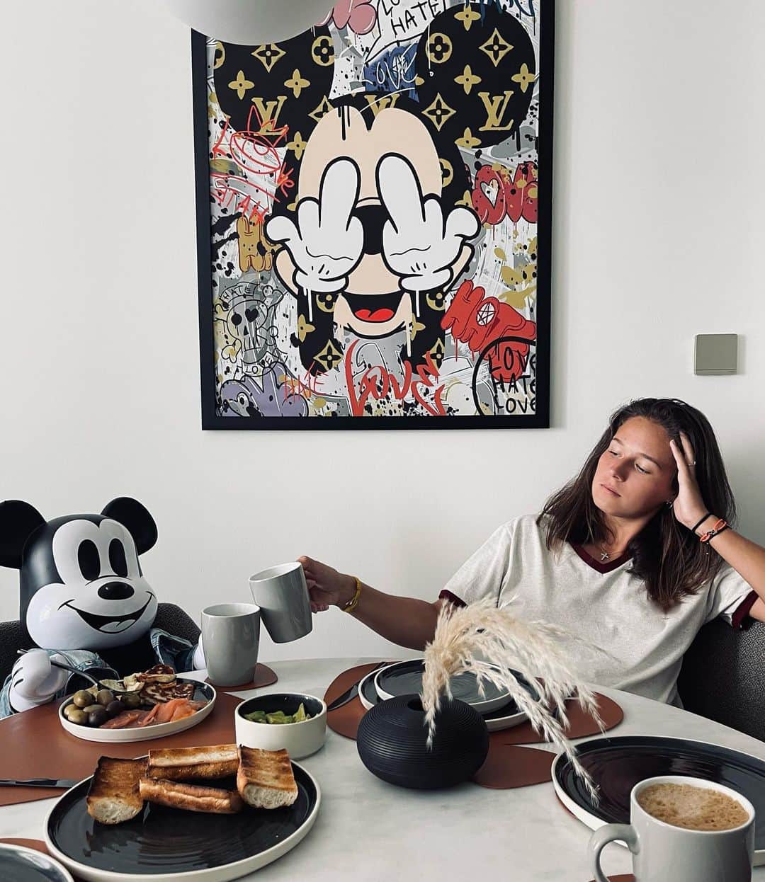 ダリア・カサトキナのインスタグラム：「Breakfast buddy🐭☕️ He is so in love with himself🙄 #DD #cozy」