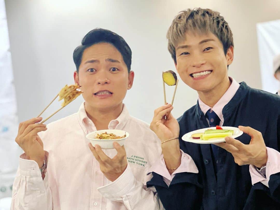 のインスタグラム：「九州は美味しいものたくさん❤️  ケータリングめちゃくちゃ美味しかった😋  隣のOKAMAは何で野菜やねん。九州調理食いなさいよ。  みんなコメントで美味しいお店教えてね！！！目指せ全制覇。  天寿しは行かせてもらったから 除外ね🤔  #TGC北九州  #福岡県  #北九州   #ケータリング  #ご当地グルメ」