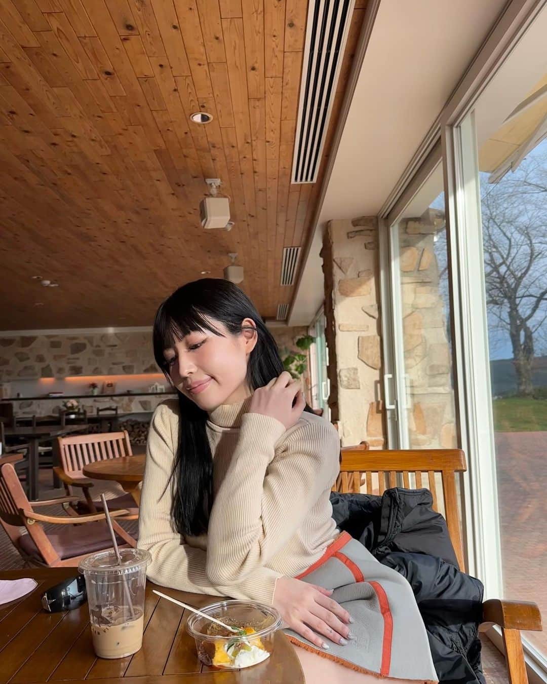 柚月瀬那のインスタグラム：「ずっーっとめっちゃ楽しみにしてた日って張り切りすぎてメイク濃くしちゃう😂それで納得いかないみたいなことよくあるので、来年はそれがないように日々研究します。❄️  どんな時も髪の毛は裏切らない。 ヘアセットできないからストレートでも綺麗に見せれるようにつけてもらった😭 @w___0819 感謝🎀💓  #やったことないスモーキーアイメイクとかするもんじゃない　#メイクって難しいわよな　#この日人生で初めてマツエクの上からつけまつ毛つけれた　#懐かしき姫ギャルパラダイスなの　#ちゃお」