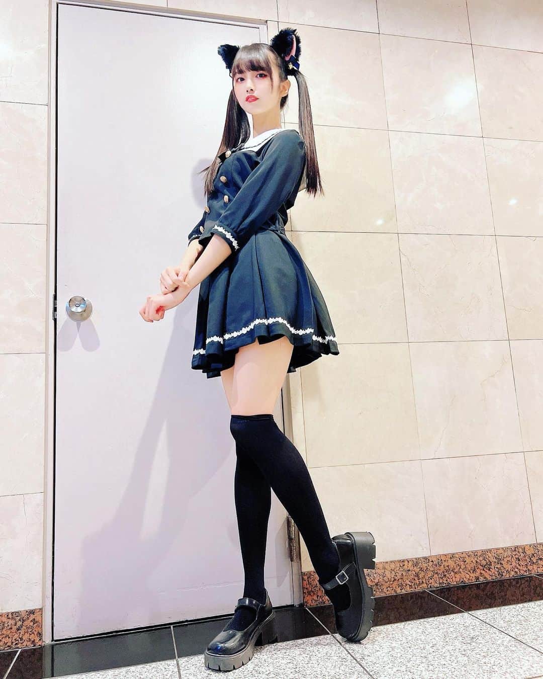 のインスタグラム：「久しぶりの脚。  #コスプレ女子  #猫耳  #ニーハイ  #ニーハイソックス  #絶対領域  #太もも  #ツインテール  #shein  #shein購入品 #黒髪ロング  #美脚  #足  #足フェチ  #脚フェチ  #ふともも  #ふとももフェチ #idol」
