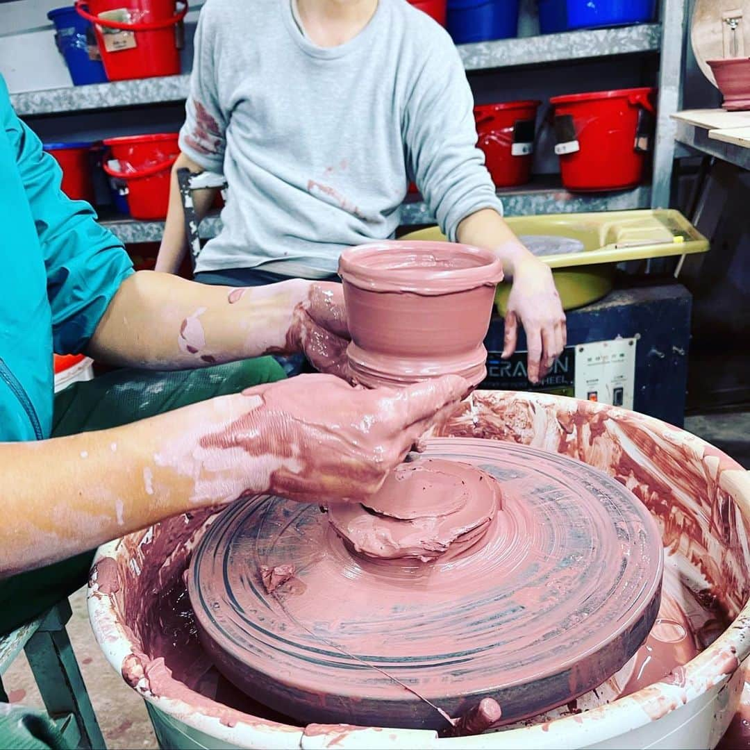 エディ・ポンさんのインスタグラム写真 - (エディ・ポンInstagram)「👀😷#explore #dare #wonder #day1 #artofmaking #pottery #familytime」11月19日 22時19分 - yuyanpeng