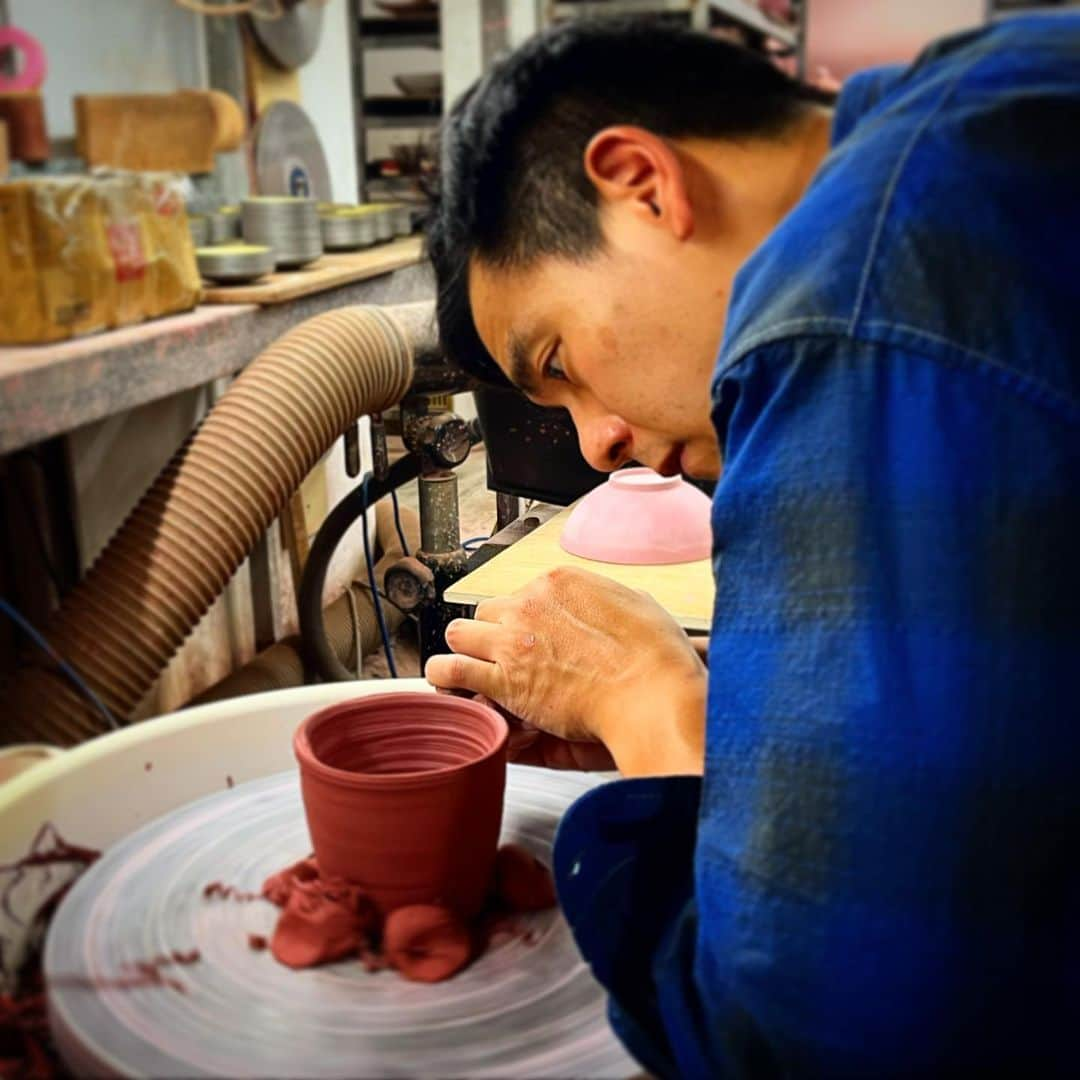 エディ・ポンさんのインスタグラム写真 - (エディ・ポンInstagram)「👀😷#explore #dare #wonder #day1 #artofmaking #pottery #familytime」11月19日 22時19分 - yuyanpeng