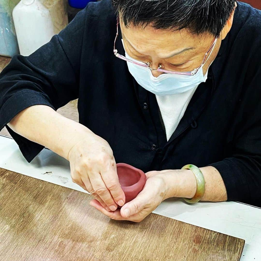 エディ・ポンさんのインスタグラム写真 - (エディ・ポンInstagram)「👀😷#explore #dare #wonder #day1 #artofmaking #pottery #familytime」11月19日 22時19分 - yuyanpeng