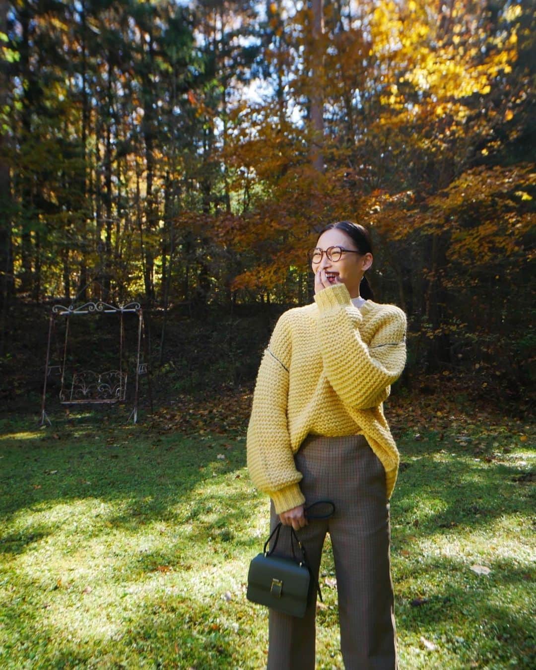 大政絢のインスタグラム：「#今日の絢服  河口湖での撮影の後私服を📸 自然の空気を吸ってリフレッシュ🍁  Knit #milaowen  pants #intimite  glasses #resee  bag #valextra」
