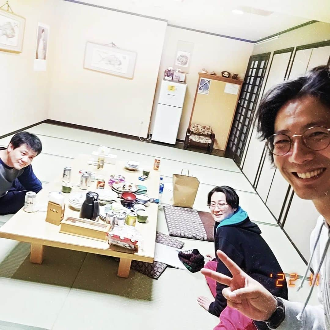 宮原将護さんのインスタグラム写真 - (宮原将護Instagram)「広島での裕次郎さんとそんとの三人の時間 広島の離島での中学校での一週間 やはり学びの多い時間であり 癒しでもありながら、時間がゆっくりとしっかりと流れている感覚、これは毎年思う  とはいえ、一昨年はCORONAで劇がなく、Zoomでの対面、そして昨年初めて僕は仕事の調整がどうしても出来ず、行けなかった  三年ぶりの広島 本当に今年、来られて良かった 年々、この離島の地元の方、学校関係者の方々から嬉しい言葉を貰うようになっていて  一昨日の朝、校務員の、母親と同い年くらいかな、その先生と島の子らについて語らう時間があって、これも朝の挨拶から始まったふとした時間だったんだけど、いい話で、、どこかで話したいな  音響の花岡さんの関わりにも貰う力が大きくて、人の本気は、人を動かすんだと改めて思ったり  裕次郎さんとの本音をぶつけ合う、向き合う時間が何より、愛しい時間だった、そんはそんなときいつも黙って聞いてくれている  これって、積み重ねてきたものの上にあるんだよなぁって、朝の車で少年隊の仮面舞踏会を流して大声で歌いながら思ったり  先生たちの思いと献身的な在り方も  毎年の中学生たちも  うん、  僕はこの島が大好きじゃけん！！！  広島へ行きだしたのは、遡ってみたら2014年 ここから９年目だ ここまで続いてきたのには、続けたいと願う人の思いがある、そうでなきゃ終わってしまっていると思う、当時のブログを読み返してみたりした  素直に言葉にしてみた すべせんにぃ～」11月19日 23時16分 - subeseny