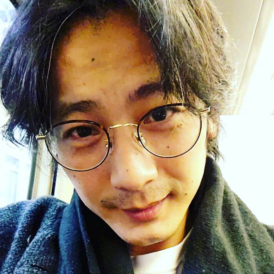 宮原将護のインスタグラム：「広島での裕次郎さんとそんとの三人の時間 広島の離島での中学校での一週間 やはり学びの多い時間であり 癒しでもありながら、時間がゆっくりとしっかりと流れている感覚、これは毎年思う  とはいえ、一昨年はCORONAで劇がなく、Zoomでの対面、そして昨年初めて僕は仕事の調整がどうしても出来ず、行けなかった  三年ぶりの広島 本当に今年、来られて良かった 年々、この離島の地元の方、学校関係者の方々から嬉しい言葉を貰うようになっていて  一昨日の朝、校務員の、母親と同い年くらいかな、その先生と島の子らについて語らう時間があって、これも朝の挨拶から始まったふとした時間だったんだけど、いい話で、、どこかで話したいな  音響の花岡さんの関わりにも貰う力が大きくて、人の本気は、人を動かすんだと改めて思ったり  裕次郎さんとの本音をぶつけ合う、向き合う時間が何より、愛しい時間だった、そんはそんなときいつも黙って聞いてくれている  これって、積み重ねてきたものの上にあるんだよなぁって、朝の車で少年隊の仮面舞踏会を流して大声で歌いながら思ったり  先生たちの思いと献身的な在り方も  毎年の中学生たちも  うん、  僕はこの島が大好きじゃけん！！！  広島へ行きだしたのは、遡ってみたら2014年 ここから９年目だ ここまで続いてきたのには、続けたいと願う人の思いがある、そうでなきゃ終わってしまっていると思う、当時のブログを読み返してみたりした  素直に言葉にしてみた すべせんにぃ～」