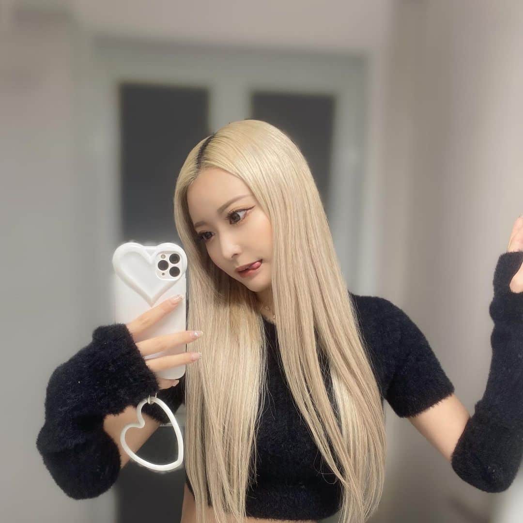 石川千裕（ちぴたん）のインスタグラム：「🖤🤍 みんな雑誌かってくれたかな？？ 買ってくれたこDMうれしいありがとう🥹 購入スクショと一緒にメッセージくれたら ありがとうのきもち返すからおくって♥️♥️♥️  #셀카 #셀스타그램 #팔로우 #얼스타그램 #nuts #gal #makeup  #ootd #likeit #liketime #model #shooting  #selca #selflove #selfie #fashion」
