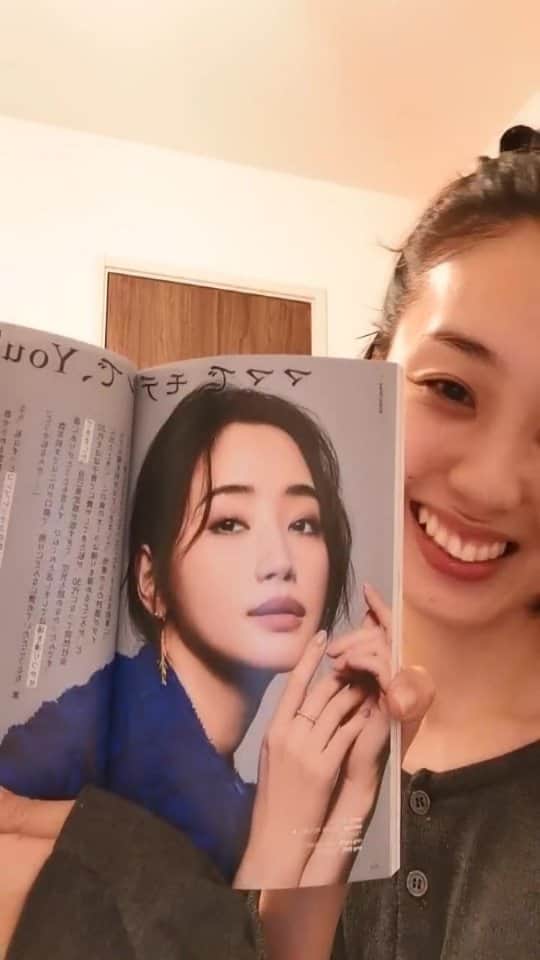 ayaka8880のインスタグラム：「. . @yui.yanagihashi 書籍 . 『自分を愛せる着こなし術』 . 史上最高の私を手に入れるカラーコーデ . 執筆担当させていただきました🖊 . 撮影小話とか柳橋さんの好きなところとか……… . 晩酌後に始めたのでしどろもどろ←なにやってんだ .　 とっても素敵な仕上がりですので、 買ってください📕 .」