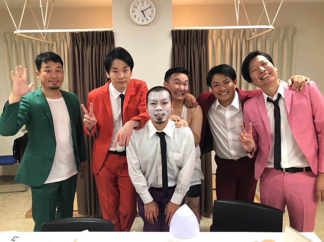 藤原時のインスタグラム：「四十を過ぎたおじさん達が、カラフルなスーツをおしなべて着ては、何年も何年も同じ興行を繰り返している。 笑ってしまう。死ぬまでやりおおすつもりだろうか。誰も、もういいやと言わない所が、歯痒くて愛おしい。  #かまいたち #天竺鼠　#藤崎マーケット　#かま天マーケット　#10年以上やってる　#よう考えたら何でや」