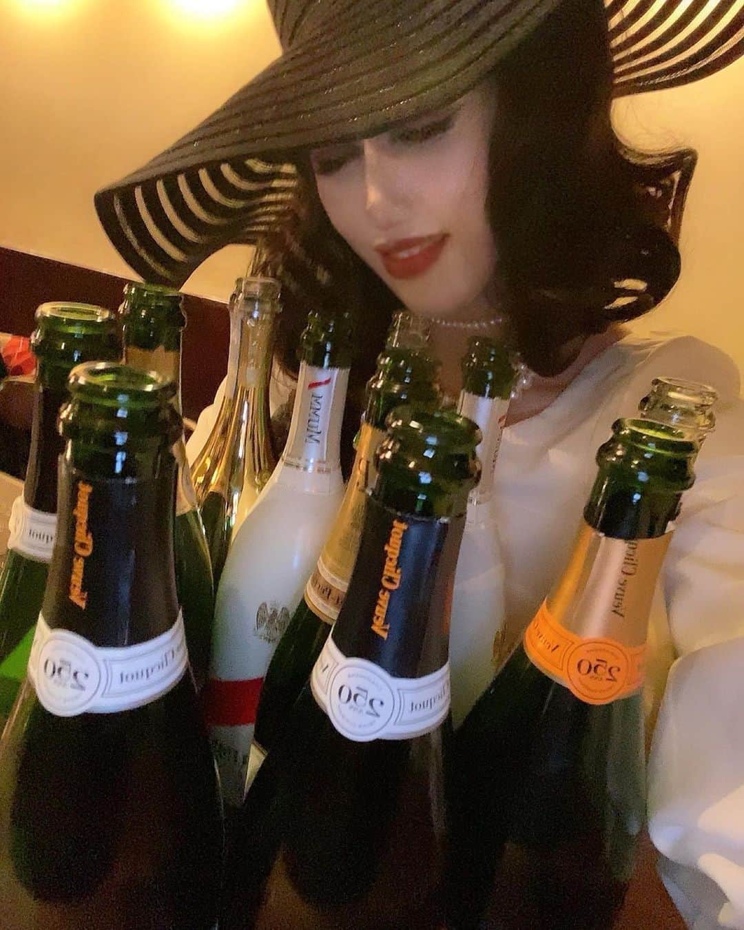 のインスタグラム：「デビュー周年祝い たくさんありあとでした🥂❤️  来年は10周年なんで攻めます💪❤️‍🔥」