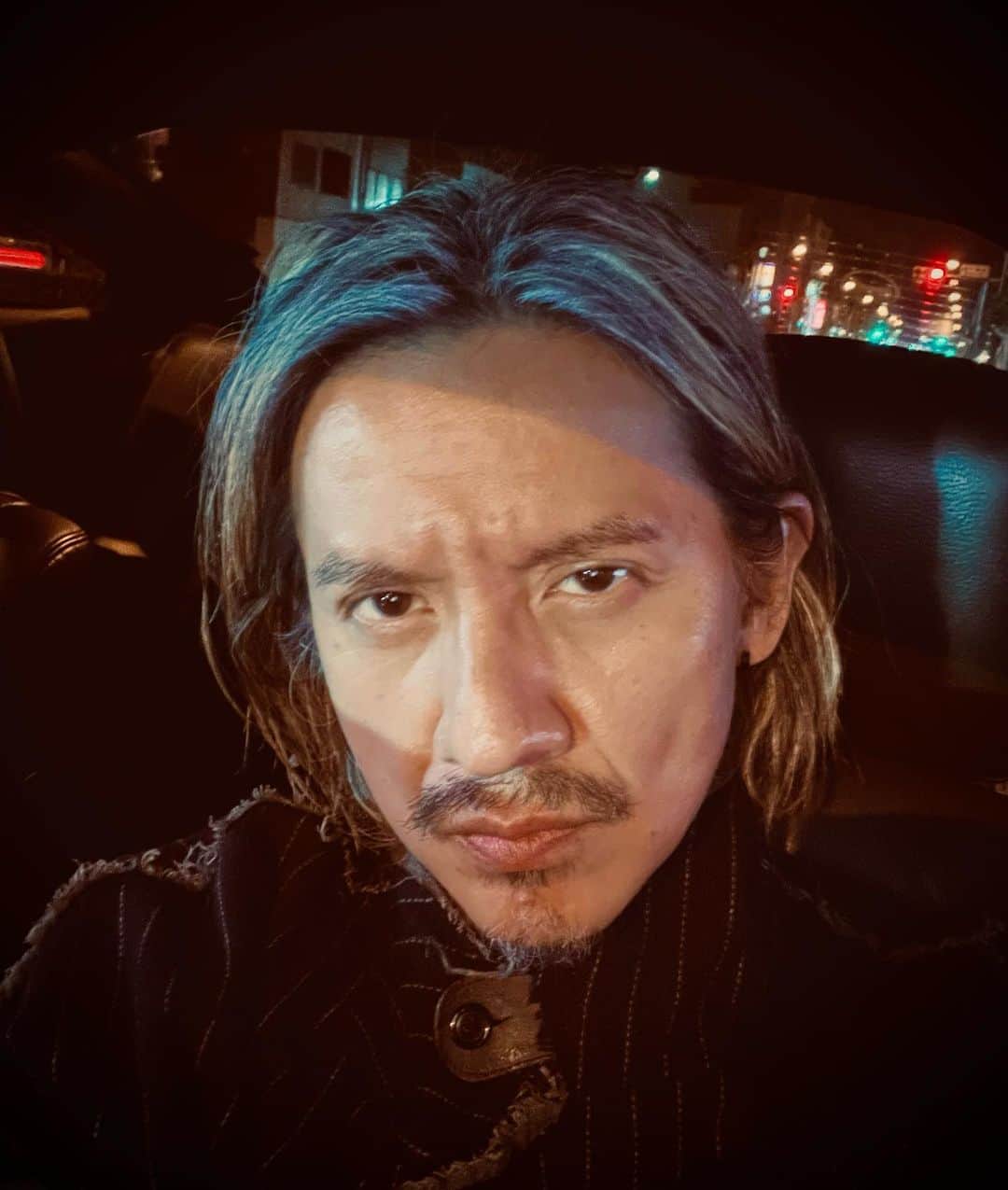のインスタグラム：「×劇場稽古×  『建築家とアッシリア皇帝』  数時間前に 劇場で初めての 通し稽古が終わりました  ・  この作品  あり得ない事ばかり  起こります  ・  ですが  全ては現実で  目の前で 行われている行為です  ・  人種 性別 年齢 人間 SEX 家族 戦争 宗教 動物 身体 私達 欲望 生死 演技 快楽 虚構 現実 社会 馬鹿 友情 地球 宇宙 食欲 相手  …  …  …  とめどなく 言葉が溢れてきます  ・  常識的な事は ありません  そもそも 常識とはなんでしょう  そんなこと わからなくて 良いのです  ・  私とソンハは この作品で 覚醒しまくります  バカに なってしまうのかな  誰かが 私に言ってました  「馬鹿は良いよ〜」と  ・  山﨑努さんが この作品を上演した時に 自分にとって  冒険だったと  私に 教えてくれたことを  実感してきています  ・  冒険には 先の読めない  危険な世界  未知なる世界が  待っています  ・  喜びも あるのでしょう  ・  くだらない要素が満載で  気楽に 観れたりもします  哀しみも漂ってますが  基本的には  愛し合っています  ・  11月21日〜 12月11日まで  シアタートラムで 上演です  私は  劇場で 生きています  劇場で 死んでもいます  劇場は 自由なのです  この作品が 終わると 2023年9月までは 舞台はやりません  +  劇場で お待ちしております  ・  ・  ・  #建築家とアッシリア皇帝  #成河  #岡本健一  #山﨑努  #シアタートラム」