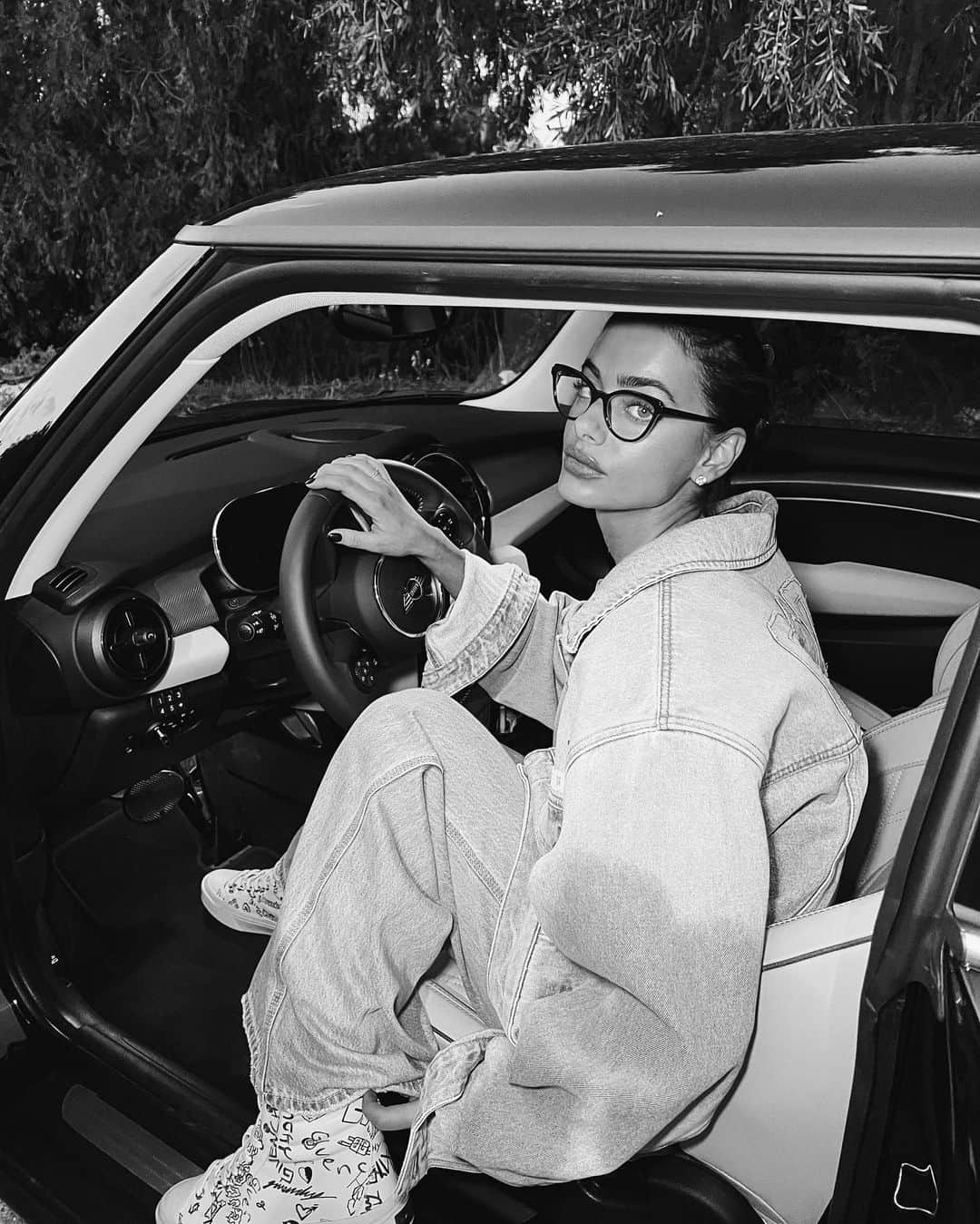 Yael Shelbiaのインスタグラム：「Always with my @miniisrael 🖤」