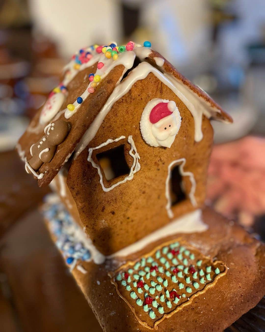 オーレリー・デュポンのインスタグラム：「Réquisitionnée pour les gâteaux de Noël en famille🎄 #tradition #allemagne #etoilealacannelle #maisondepaindepice #sablé🎄🥨🎄」