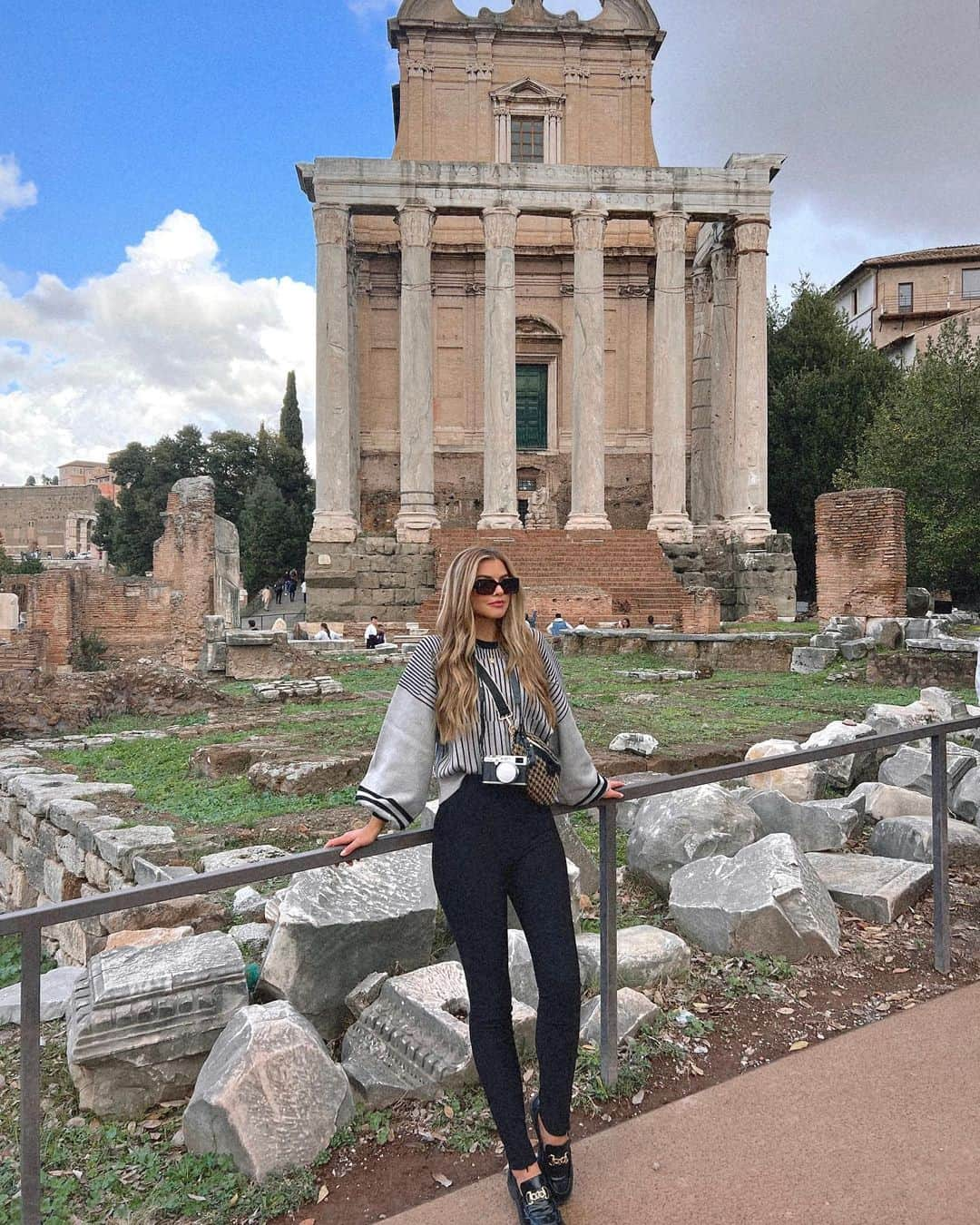 マリーナ・ラスウィックのインスタグラム：「A day in Rome🖤」