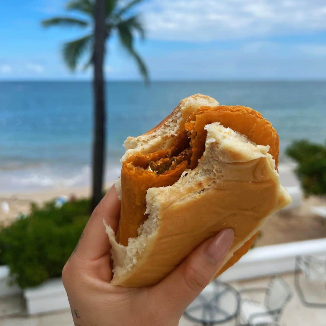 アサ・アキラのインスタグラム：「A Jamaican Beef Patty On Coco Bread … in Jamaica! 🇯🇲 An nyc bodega love story ❤️」