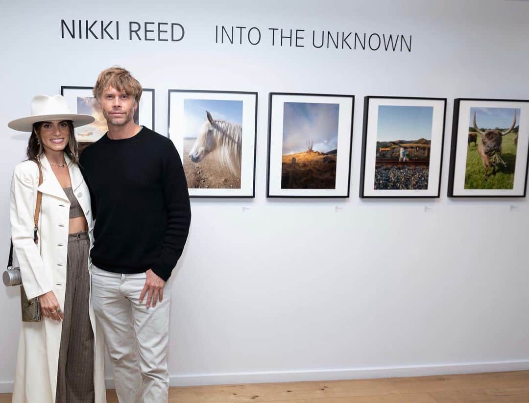 エリック・クリスチャン・オルセンのインスタグラム：「My second wife at the hippie commune, my philosophical sparring partner, my environmental, sustainability guru, my upcoming podcast partner, the mother of actual goats, and my dear friend @nikkireed has an incredible exhibition at @leicagalleryla in partnership with @leicacamerausa that defines her connection and compassion for nature and all the beautiful things outside of ourselves. Into the unknown is a must see. It's open now until January 7th at the Leica gallery Los Angeles. It's such a stunning display, focused on the intersection between art and cultivating a sustainable future, using imagery as a catalyst for conversation and conservation. I'll meet you all there!」