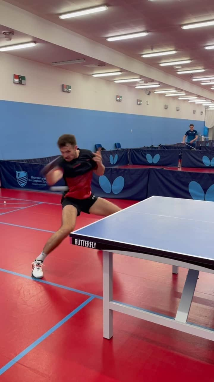 サム・ウォーカーのインスタグラム：「Working hard 🏓💥😄」