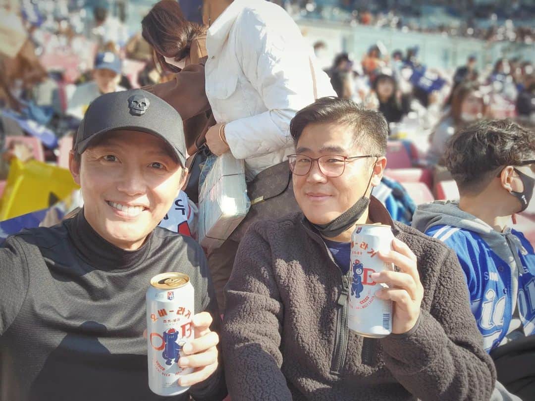 イ・ジョンジンのインスタグラム：「드디어 왔당 #최강야구 날씨도좋구 맥주도 맛나고^^ #이승엽 #이대호 데뷔전 둘다 화이팅!! #정근우 지켜보구있다 ㅋㅋ」