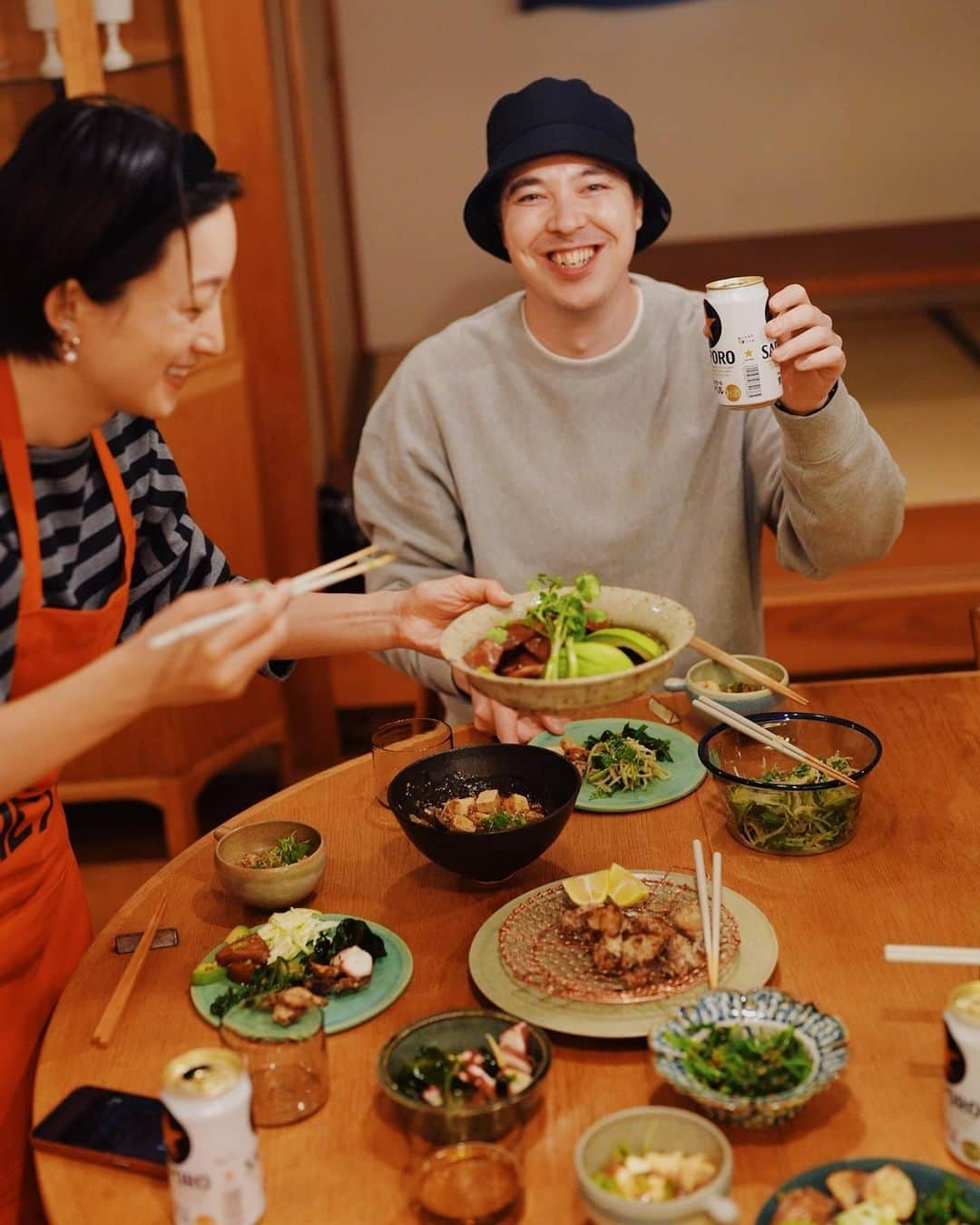 高山都さんのインスタグラム写真 - (高山都Instagram)「久々の来客ありな夜だった金曜日。 ふつーの晩ごはんにするか…と買い物来てたら翔くんから連絡。 結婚式の受付や二次会の幹事も気持ちよく引き受けてくれた翔くん。 急遽3人で、おつかれさまごはん会になりました。 菊芋の唐揚げ 麻婆豆腐 セロリときゅうりの柚子胡椒マヨネーズ ほうれん草の胡麻和え もやしとパクチーのナムル 漬けマグロとアボカド タコとワカメの酢の物 こんな居酒屋あったらいいなな献立でした。 楽しかったなぁー。 #みやれゴハン 最近夫は我が家にお友達を招きたいと口癖みたいに言っており、友人の皆さま連絡待ってるよー。」11月20日 13時34分 - miyare38