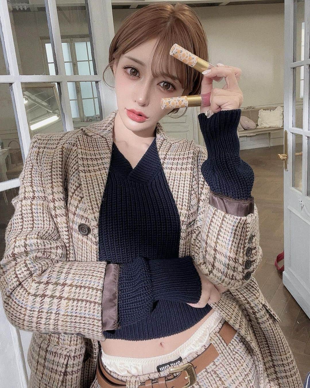 明日花キララのインスタグラム：「秋冬のお洋服が1番好き🍁🌰  手に持ってる2本のリップは @petalo.official 💄 01のピュアリーピンクと 03のプリマレッド混ぜました🎨」
