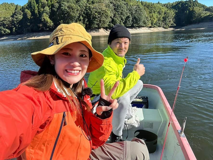 久米知里のインスタグラム：「. ワカサギ釣り~ ⁡ 寺原隼人さんがゲストできてくれました！ 名人枠で！！！ ⁡ でもワカサギ釣り初めてって言ってたのは ここだけの秘密だよ~~笑 ⁡ 前回ワカサギ釣りした時全然釣れなくて そのイメージが強かったんやけど なんと大爆釣でした~~~↷🐟 ⁡ みんなで勝負したり天気も良くて のんびりほっこりにこにこなロケでした☺️☺️ ⁡ 釣りたてのワカサギはすぐに天ぷらにした！ これまた絶品🥰🥰 ⁡ てらさんとっても優しくて 野球のお話も沢山教えてくれて またひとつ野球に詳しくなれました！←笑 ⁡ また一緒にロケ出来るといいな~~✨ ⁡ それではまたの更新で ⁡ ばっばーい！ ⁡ のんびりくめまる🐟 ⁡ #寺原隼人#矢野由希子#久米知里#くめちさと#城島健司のJ的な釣りテレビ#アシスタント#RKB毎日放送#釣りガール#釣り#福岡#タレント#釣り女子ですっ#釣果グラム#元アイドル#佐賀#北山ダム#ワカサギ釣り#ソフトバンクホークス#野球#talent#fishing#girl#Saga#idol#followme#SoftBank#HAWKS」