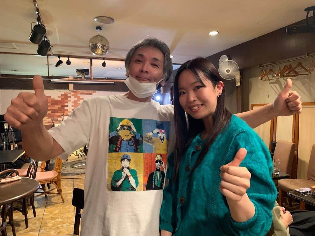 のインスタグラム：「タイマーズ ドラマー・杉山章ニ丸さんのトークライブに行って来ました😆 @浜松街中 モール街「だいだい」  デイドリームビリーバー、演奏も聴けて✨ 濃いお話ばかり〜貴重な夜でした！  ブログ↓ https://ameblo.jp/sevenana0215/entry-12775363470.html #杉山章ニ丸 #忌野清志郎 #タイマーズ」
