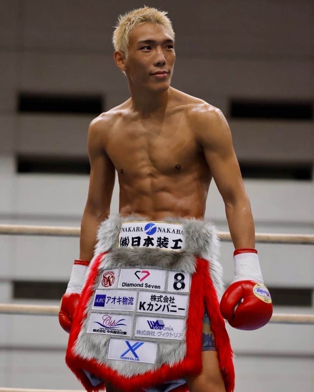 亀田京之介のインスタグラム：「. . . 3ラウンド KO勝ち出来ました🔥  皆んなありがとう！  俺はこんなもんじゃない！ もっと頑張るで！🔥 これからも応援宜しくお願いします  来年はもっと面白い組めそうやな！🤔  デビュー戦でやってくれたら…  #亀田京之介 #boxing」