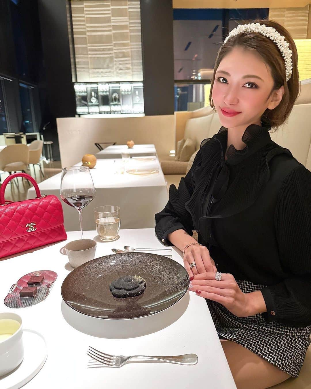 坂井雪乃のインスタグラム：「Dine like a Queen👸🍷🍽❤️  前回ランチで伺ったアランデュカスに今回はディナーで🌃🥂✨ より一層ラグジュアリーな空間でうっとり🥰🫠✨  至福のひとときを味わいました♡  #アランデュカス  #chanel #シャネル #フレンチ #french  #グルメ #gourmet」