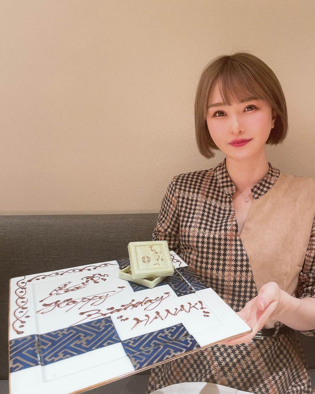 華妃 のインスタグラム：「人生でいちばん おめでとうを言われた お誕生日だった気がします。  私は人のお誕生日を祝う習慣がなく、 というか、覚えられないし、 自分も特に祝われなくていいタイプで  なんなら自分の誕生日を 忘れるレベル😂  配信でお祝いしていただくのは5年目になりました。 どんな道や職業も5年ではまだまだ新人🔰  謙虚に(？)これからも 私なりのHappyをお届けします🎁  年相応に見られたくて ボブからショートボブにしたのですが いかがでしょうか。笑  11/13はキムタクさんと倖田來未さんと お誕生日が同じらしく、全然関係ないですが 少し嬉しいです。笑  こんな引きこもり社長でも、今週は 人と会う機会が多いスケジュールなので 12月はこっそり過ごして  今年の年末年始は滋賀に帰ろうと思いますので 地元の皆様、お誘いくださいませ🍀  年末年始に何もしない日なんて 10年振りくらい😂？ 記憶が無さすぎて、 たった今、また歳を感じました。  ---------------------❀✿❀✿---- . 🗺#日本 #japan  📍#東京 #tokyo  🏢 #銀座 #GINZA  🍖 #ちかみつ  . ---❁❁❁------------------------- #コーデ  #高みえコーデ #金髪ショート #金髪女子 #派手髪 #金髪ギャル  #l4fl  #ショートボブ #ショートボブヘア #ショートボブスタイル #ショートボブ女子 #銀座ディナー #銀座dinner #ginzadinner #肉すたぐらむ #肉stagram #銀座焼肉」