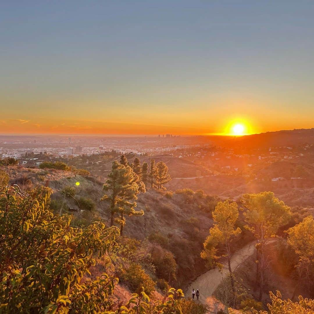 Leslie Camila-Roseさんのインスタグラム写真 - (Leslie Camila-RoseInstagram)「The sky is spoiling us lately…  November 2022. Los Angeles 🌅 #sunsetskyline #sunsethike #sunsetwalk #hiking🌲 #hollywoodhills」11月20日 6時08分 - leslie_coutterand