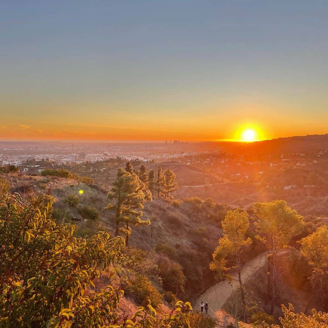 Leslie Camila-Roseのインスタグラム：「The sky is spoiling us lately…  November 2022. Los Angeles 🌅 #sunsetskyline #sunsethike #sunsetwalk #hiking🌲 #hollywoodhills」