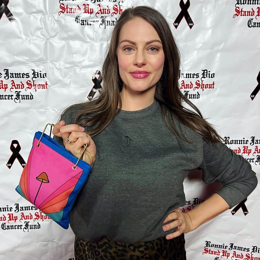 ジュリア・ボスのインスタグラム：「Had so much fun at #bowlforronnie fundraiser. Thanks to my beautiful friend @divazappa for the invite 💕And just so you know @vothxlear looks fab on the red carpet and feels great as bowling gear 💁🏻‍♀️  #wearwithintention #designedinla #daytonightlook」