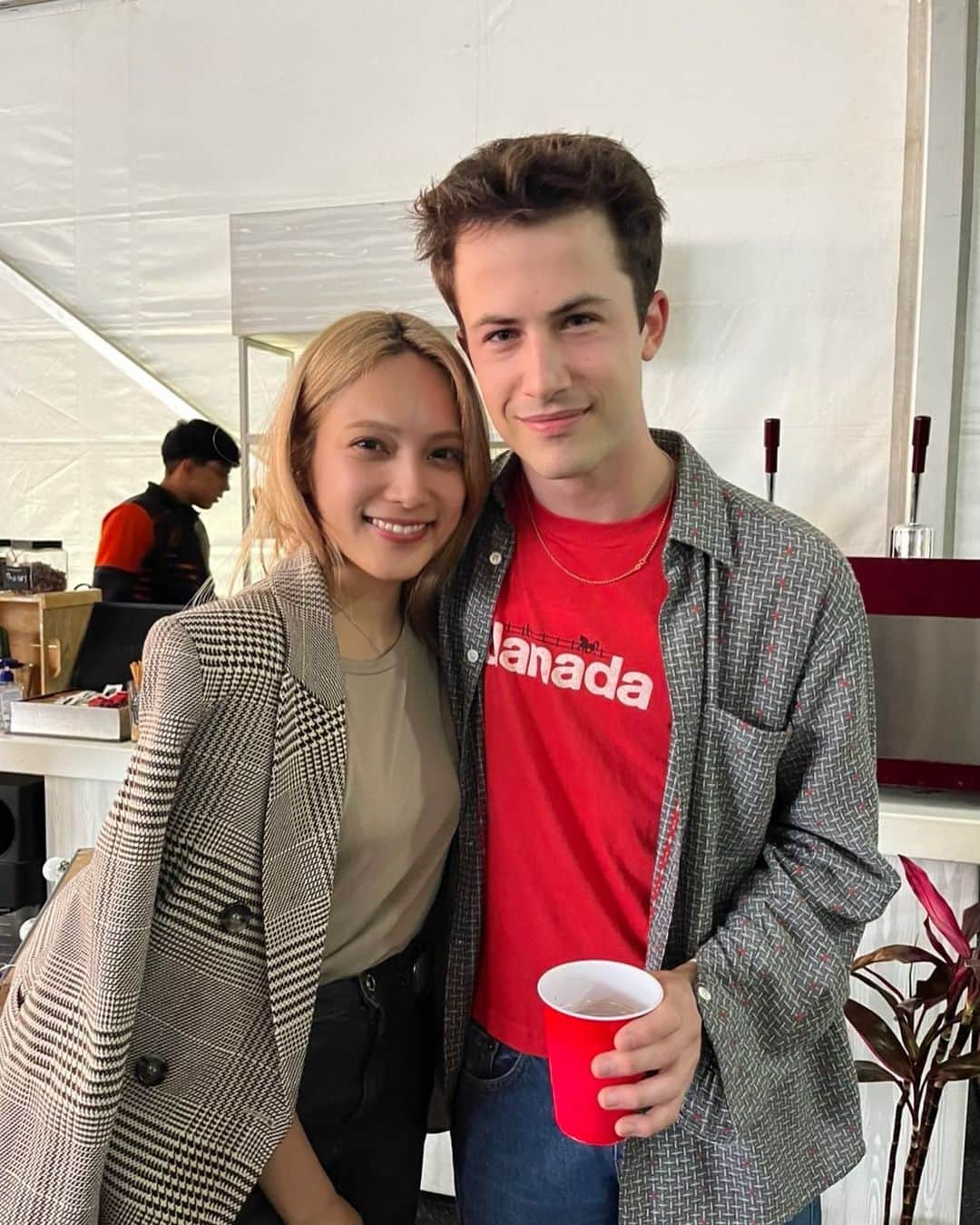 入山杏奈のインスタグラム：「Sigo sin poder a creer 😳⚡︎⚡︎ que en el corona capital me encontré con Dylan!! Muchos de ustedes saben que a mi me encanta “13 Reasons Why”, tanto que me quedé congelada cuándo lo ví. Me dió mucha pena pedirle una foto pero que bueno que lo intenté… muchas gracias. 😭❤️‍🔥  Thank you @dylanminnette for taking the time to take a photo with me.🤍  Netflix シリーズの”13の理由”が好きって何度も言ってきたのですが、まさかのDylanに会えました😭💖 クレイだよ、あのクレイ... 同じ空間にいて、同じ空気を吸って、私の腰に手を回して写真を撮ってくれたなんて...今でも嘘みたい。 プライベートな時間を邪魔したくなかったし何より恥ずかしかったんだけど、勇気を出して写真を頼んだら快く受け入れてくれました。 クレイが画面からそのまま飛び出してきたみたいだった。 わー、絶対的にバックアップ取らなきゃ。」