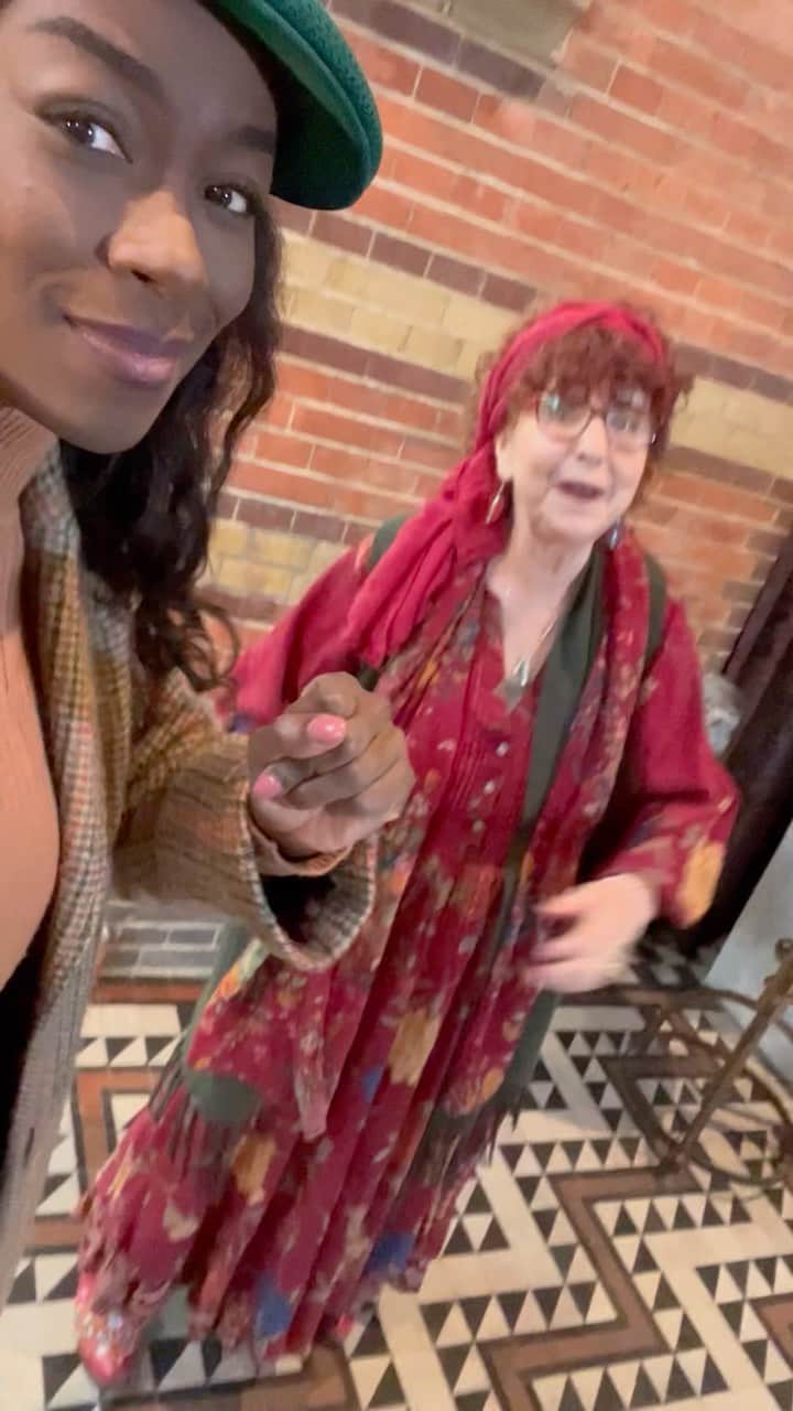 ジョヴァンカのインスタグラム：「Lieve early birds, morgenochtend ontmoet ik de markante maar vooral warme @ellyzuiderveld (van Elly & Rikkert)  Echt Jeugdsentiment!  En ze vertelt heerlijk ;) 9.15 ❤️📺 @npo_2 #BidBedankBewonder @omroepeo」