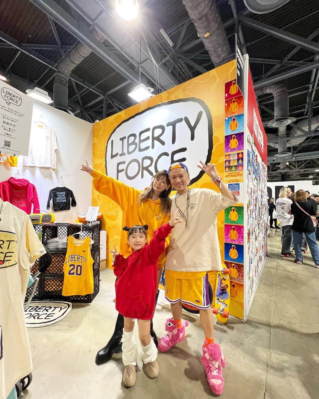 のインスタグラム：「2022 @complexcon ✈️🌴❤️‍🔥 booth A9  沢山の方のご協力のおかげで無事に形にすることが出来ました😭🙏❤️‍🔥2日間家族で走りきりたいと思います🚀  @teruya1223 のストーリーズにたくさんcomplexconの様子上がってるのでぜひ見てみてください〜❣️ @archive_libertyforce   #libertyforce #世界から注目される沖縄へ #teruya旅」