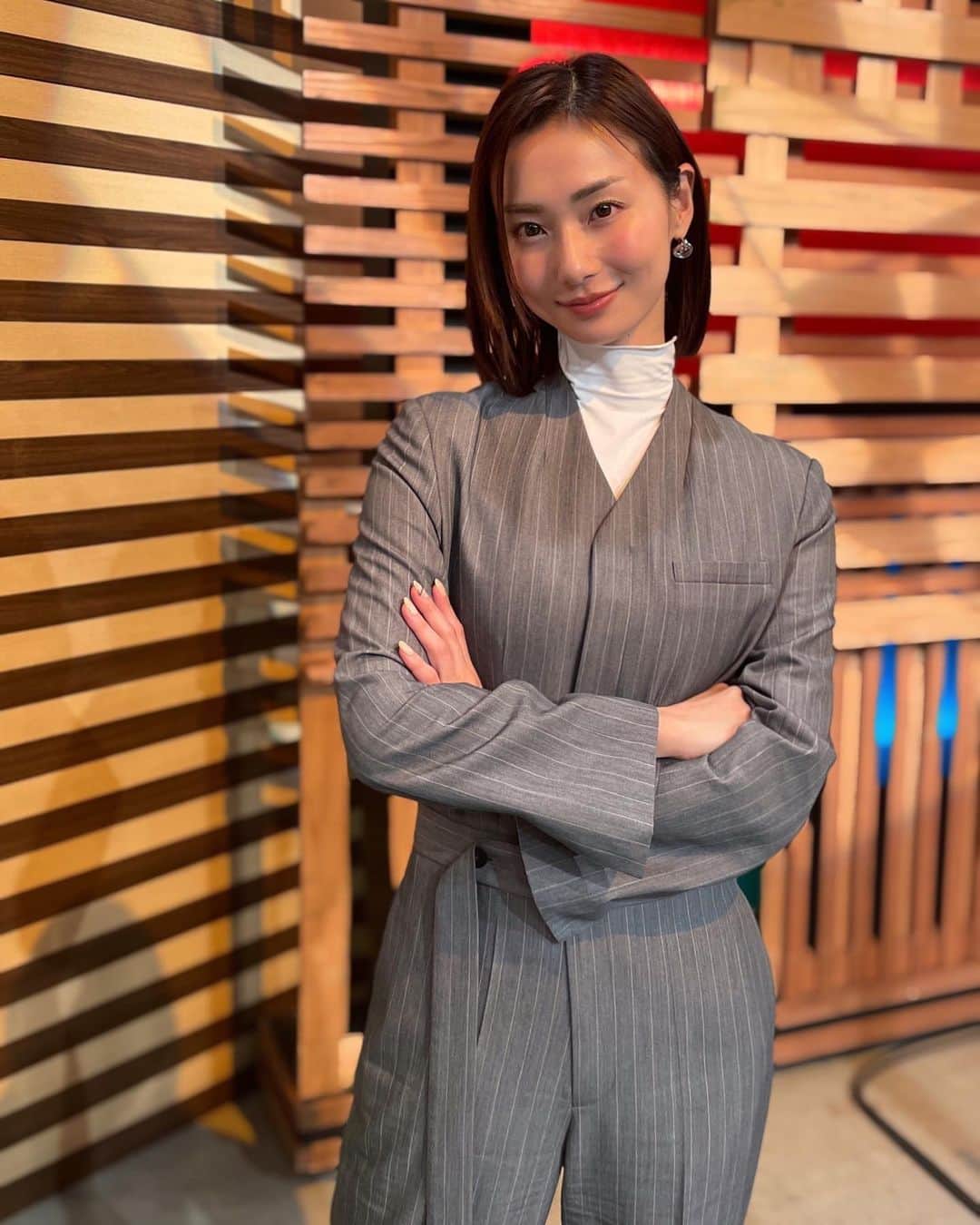 のインスタグラム：「⁡ 今日、日曜18:00からはBS朝日「激論！クロスファイア」放送です。 今回は、アメリカ中間選挙を徹底分析し、民主党善戦の理由やバイデン政権の今後について議論します。 ⁡ MC 田原総一朗、本間智恵 ゲスト 中林美恵子　早稲田大学教授 小西克哉　国際教養大学大学院 客員教授 (敬称略) ⁡ #ootd #Jumpsuits... #MilaOwen ⁡ ノーカラージャケットをパンツインしたようなデザインのオールインワンです🥰 ⁡ #テレビ朝日 #アナウンサー #本間智恵 #激論クロスファイア #gekiron #BS朝日 #衣装 #アナウンサー衣装 #ウエストベルトジャケット風オールインワン #冬コーデ」