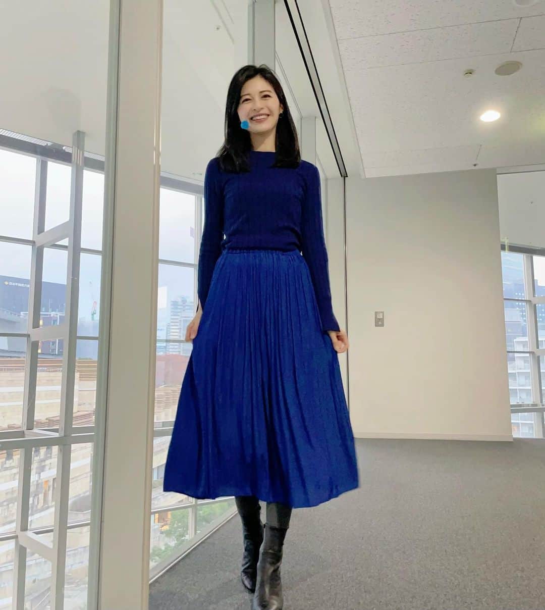 太田景子のインスタグラム：「本日もサンデーLIVEをご覧いただきありがとうございました😊  いよいよ今夜開幕のサッカーワールドカップに合わせて衣装もジャパンブルーが鮮やかでした💙  日本の初戦は23(水)vsドイツ🇩🇪 最初っからわくわくする組み合わせですね〜⚽️😆  今日の東京は雨で師走並みの寒さです☔️しっかりと防寒して風邪をひかないようにお過ごしくださいね🫐」