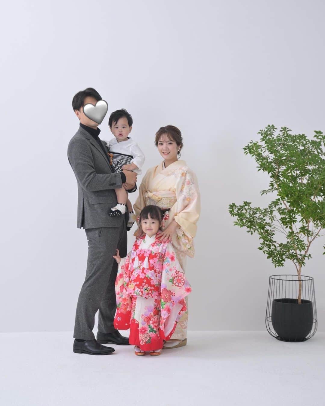 畠中清羅 のインスタグラム：「_  七五三の写真沢山ある中でも お気に入りの家族写真👩‍👩‍👧‍👦  息子が産まれてしっかりと撮ってもらったの 初めてだから記念になったしよかった♡  両家揃ってのお写真も撮ってもらったよ〜🤍  撮影中は娘も息子もpartyで ずっとはしゃいでたな🥳笑  #家族写真#七五三#家族#着物」