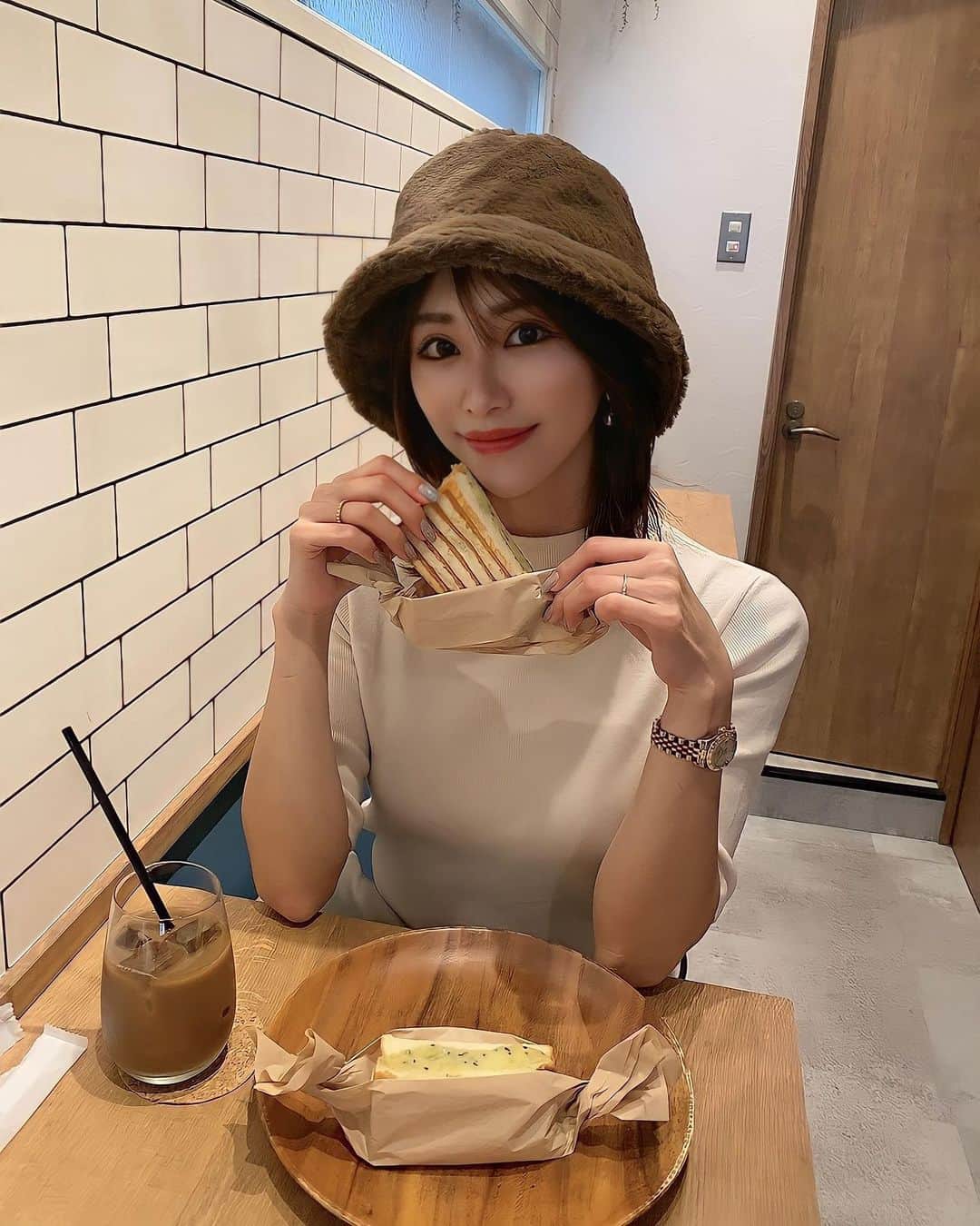 一ノ瀬恋のインスタグラム：「ホットサンド美味しかった🍞🍠 さつまいものホットサンドでパンもおもちみたくモチモチしててすごく美味しかった😳💕 📍自由が丘  @omochi__cafe   その日のhat🎩も問い合わせ頂いてた💕  @cta_gather  今年ファーハット流行ってるよね？😳 触り心地もよくて被るだけで今っぽくなれちゃうアイテム❤️ 色味は他にもblack、beigeがあります😎  #cta_gather #colortokyoaccessories #エコファーハット #自由が丘カフェ #ホットサンド」