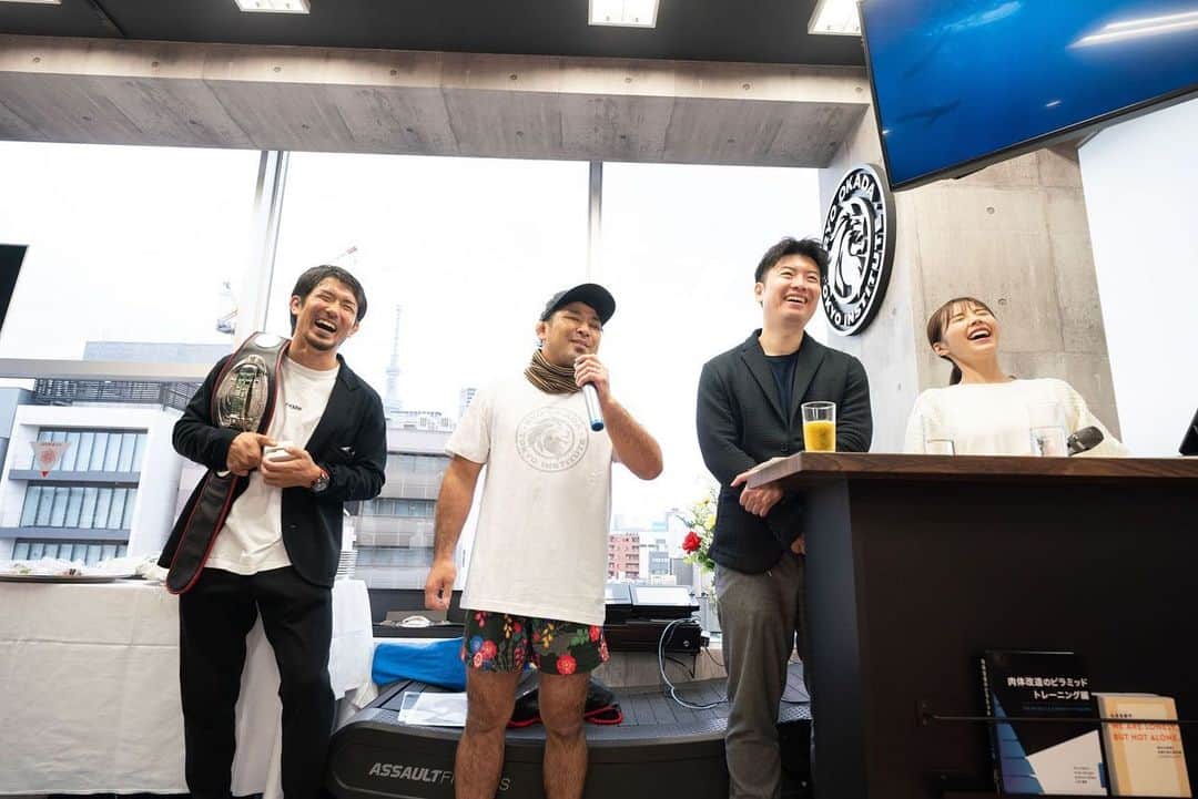 岡田遼のインスタグラム：「ジムのオープニングパーティーにお越しいただいた皆様、死ぬほど盛り上げてくれた愛すべき格闘家の皆様心からありがとうございました。  本当はもっとお招きしたい方もいらしたのですがご都合が合わなかったりジムも狭かったりでクローズドな会にさせていただきました。普段お世話になっているのにお招きできなかった方々すいません。 引き続きジムにはいつでも遊びにいらしてください！ @tokyo_institute」