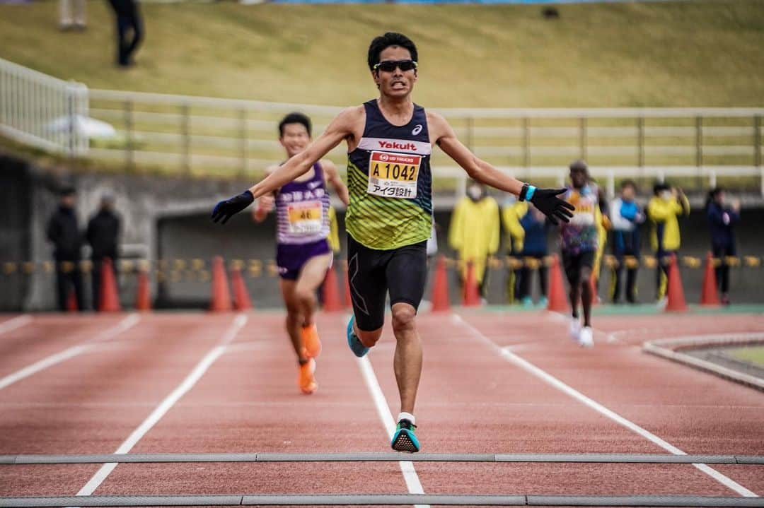 小椋裕介のインスタグラム：「. . 2022.11.20 上尾ハーフマラソン  1時間1分48秒 2位🥈 (日本人1位🏅)  北海道マラソン以降の不調からようやく脱却！ 冬季シーズンも調子を落とさず頑張ります！  #上尾ハーフマラソン  #Yakult #marathon #halfmarathon」