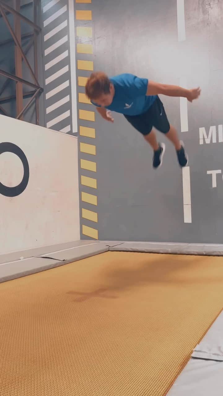 大野愛地のインスタグラム：「jump jump jump🚀 muscles are so sore I can hardly move💪🤣 筋肉痛がとにかくやばい。笑 家にトランポリン欲しい。  📍 @missiontokyo   #trampoline #missiontokyo」