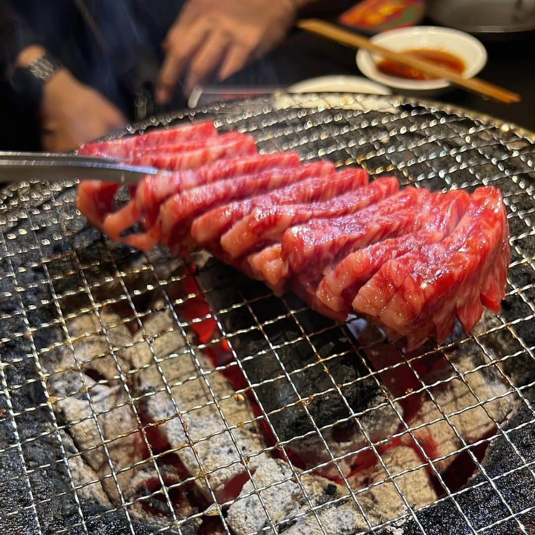 葵のインスタグラム：「肉ツアーファイナル大阪でも肉🥩 最高に美味しかった！！ お肉パワーで地方公演全力で歌えました！！ さて、神田では何を食べようか。  #肉　#にく #肉スタグラム #肉が好き」
