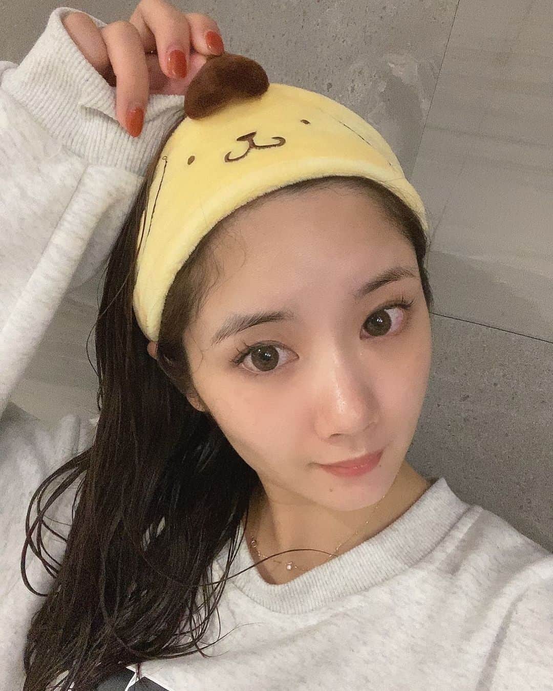 畠中清羅 のインスタグラム：「_  FRUMOR フルモアの洗顔料買ったらおまけについてきた ポムちゃんのヘアバンドがかわいすぎて 気に入ってたら娘にこれ私のよね？！と 強制的に娘のものに、、、笑  仲良く使お😂💕  ようやく風邪が良くなってきたと思ったら 次は咳のしすぎで肋痛くて辛い🥲  早く健康に平和に暮らしたいよー🙏  皆さんも朝晩は冷えるので 体調にはお気をつけください🕊」