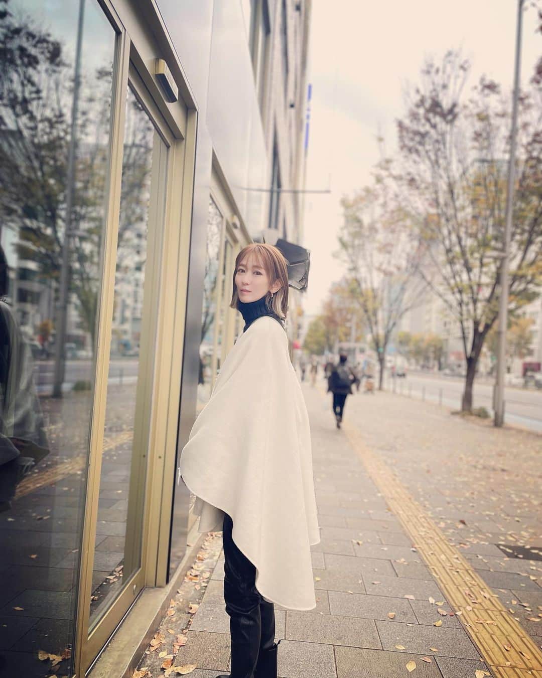 大河内奈々子のインスタグラム：「・ ・ お気に入りの　白いポンチョ。  息子に 「Star Wars でそんなの着てる人いるよね」 って。  確かにいた。 ガン打ってた。  これから 着るたびに思い出すこと 間違いない。  #息子の感想 #大河内奈々子 #nanakoohkouchi #息子の視点 #私もジェダイになりたい」